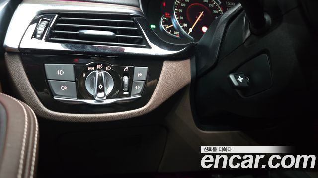 BMW 5-Series 2018 — photo 28