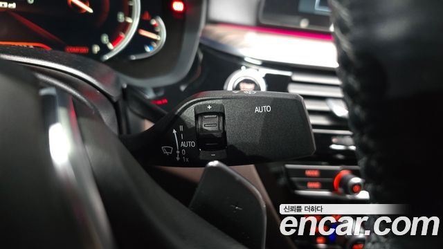BMW 5-Series 2018 — photo 30