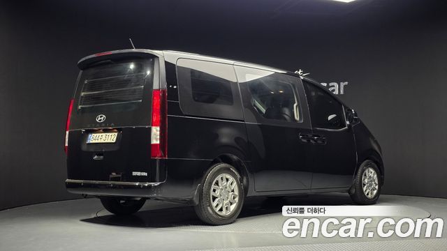 Hyundai Staria 2023 — photo 2