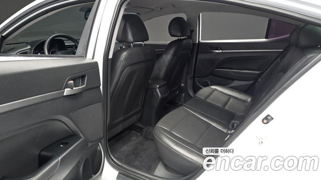 Hyundai AVANTE 2018 — photo 11