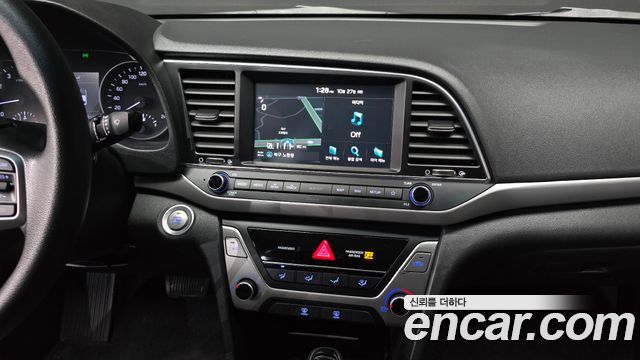 Hyundai AVANTE 2018 — photo 14