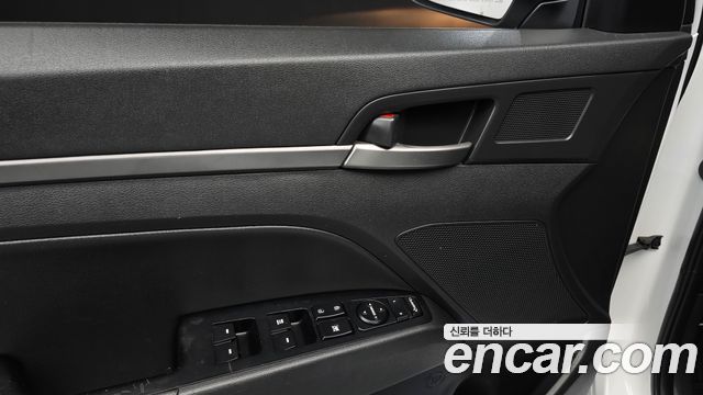 Hyundai AVANTE 2018 — photo 18