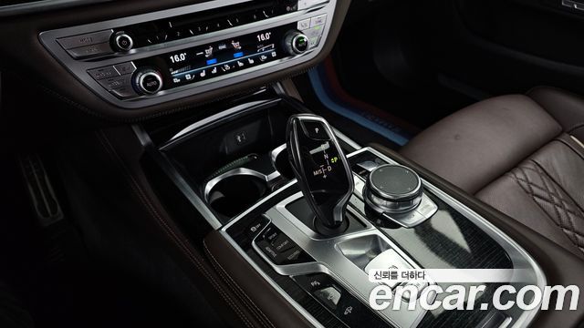 BMW 7-Series 2018 — photo 12