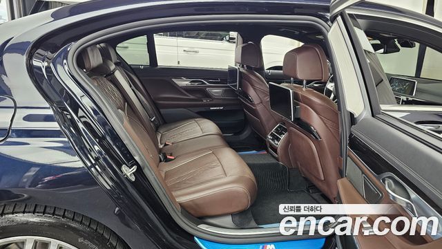 BMW 7-Series 2018 — photo 17