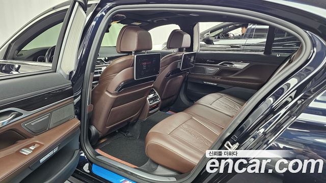 BMW 7-Series 2018 — photo 18