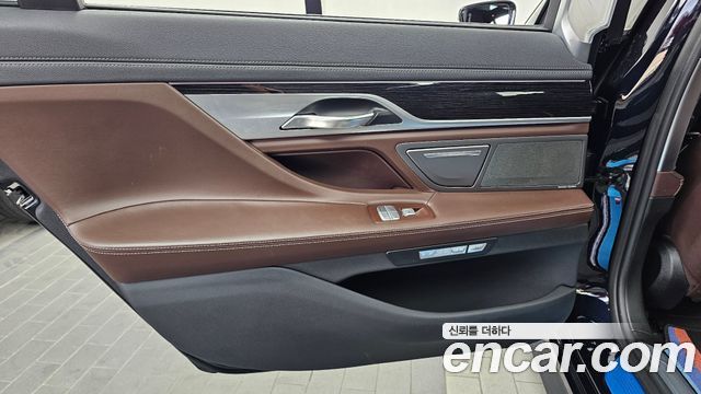 BMW 7-Series 2018 — photo 15