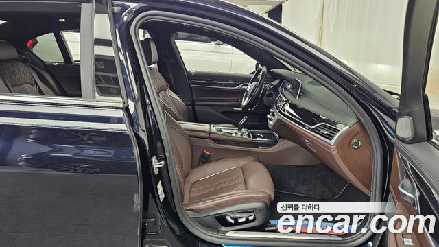 BMW 7-Series 2018 — photo 16