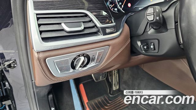 BMW 7-Series 2018 — photo 28