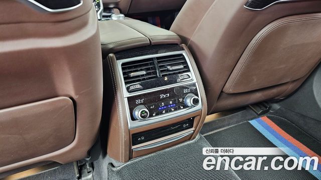 BMW 7-Series 2018 — photo 32