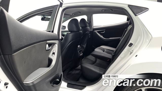 Hyundai AVANTE 2014 — photo 17
