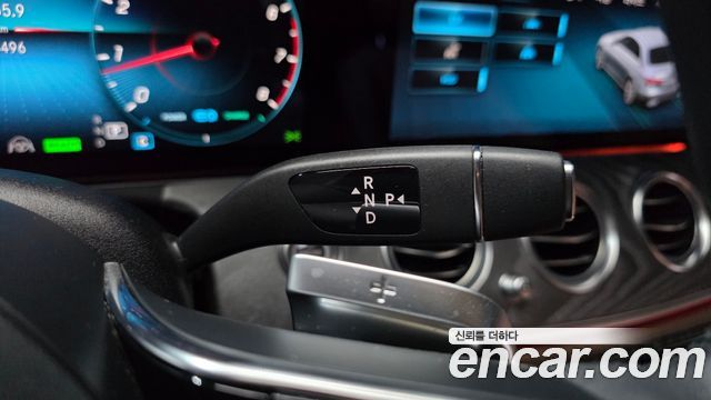 Mercedes-Benz E-Class 2023 — photo 12