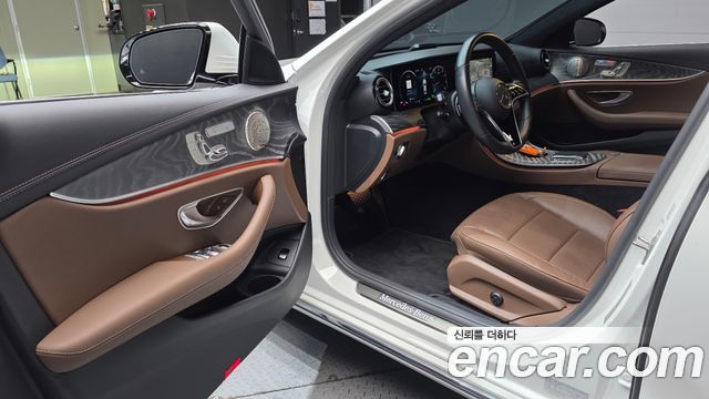Mercedes-Benz E-Class 2023 — photo 13