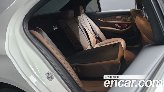 Mercedes-Benz E-Class 2023 — photo 19