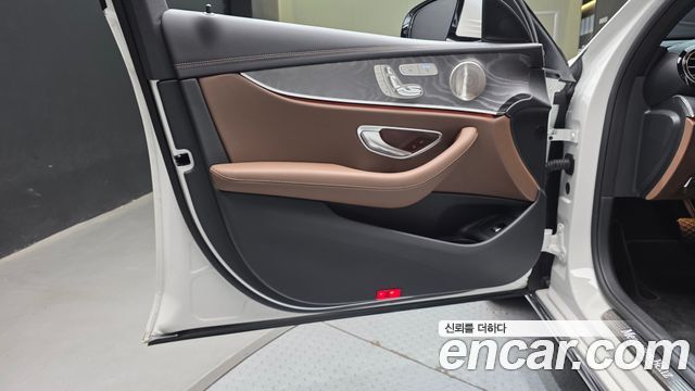 Mercedes-Benz E-Class 2023 — photo 14