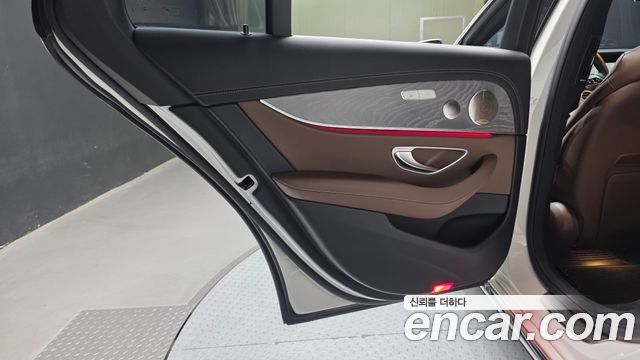 Mercedes-Benz E-Class 2023 — photo 15