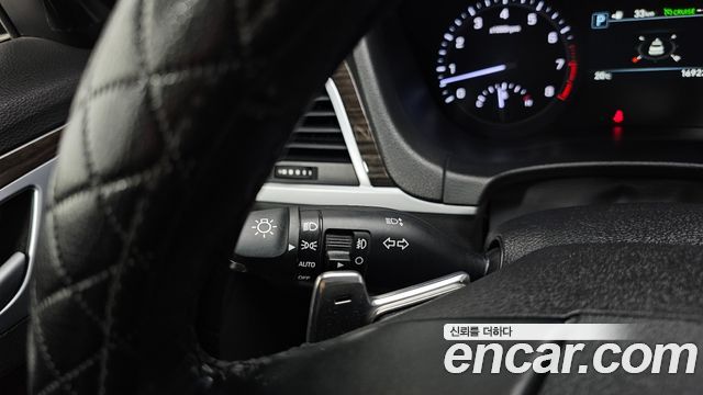 Genesis G80 2017 — photo 32