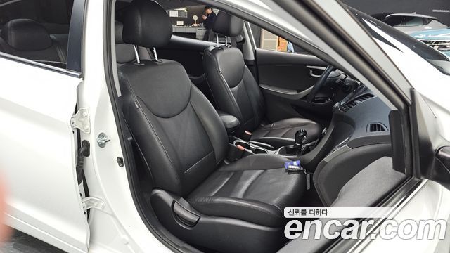 Hyundai AVANTE 2016 — photo 13