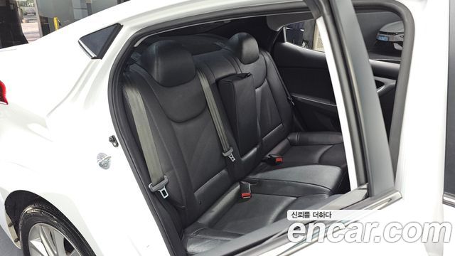 Hyundai AVANTE 2016 — photo 16