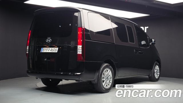 Hyundai Staria 2025 — photo 2