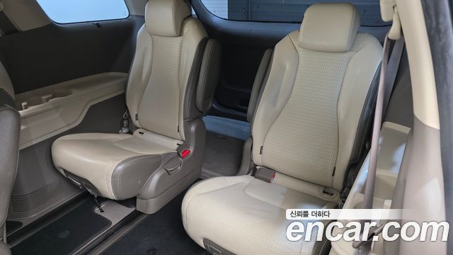 Kia Canival 2021 — photo 28