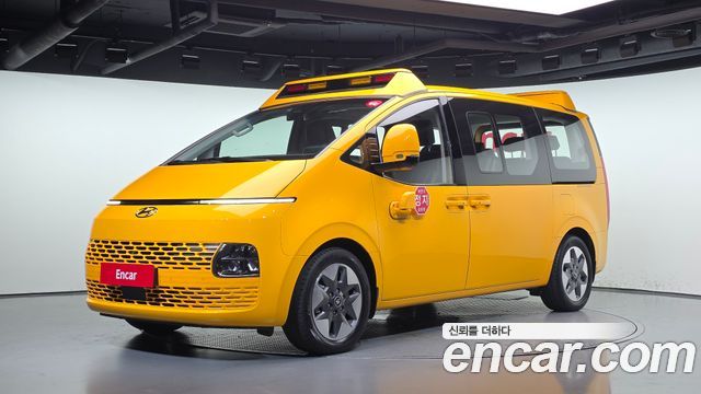 Hyundai Staria 2022 — photo 1