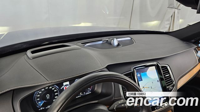 Volvo XC90 2018 — photo 35
