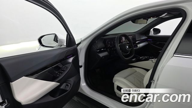 BMW 5-Series 2024 — photo 13