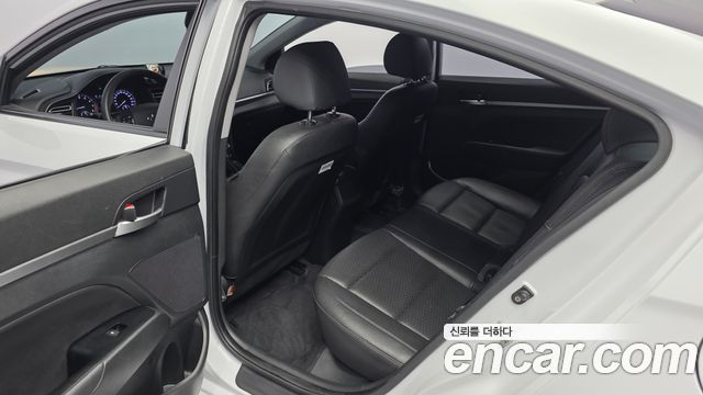 Hyundai AVANTE 2019 — photo 16