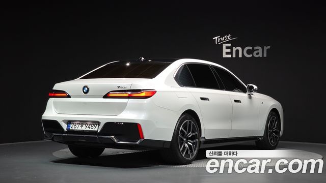 BMW 7-Series 2023 — photo 2