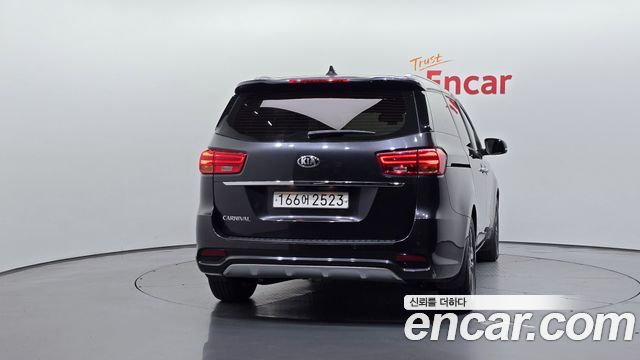 Kia Canival 2020 — photo 4
