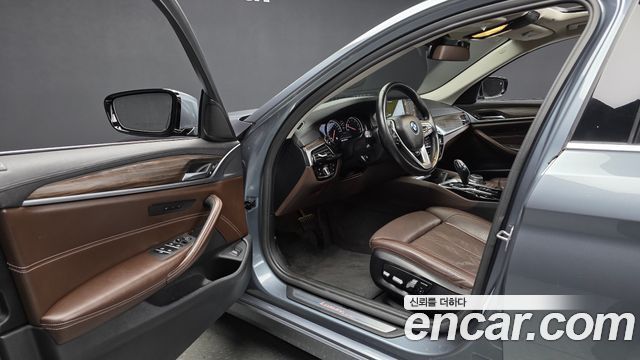 BMW 5-Series 2018 — photo 13