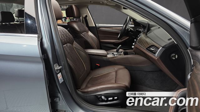 BMW 5-Series 2018 — photo 17