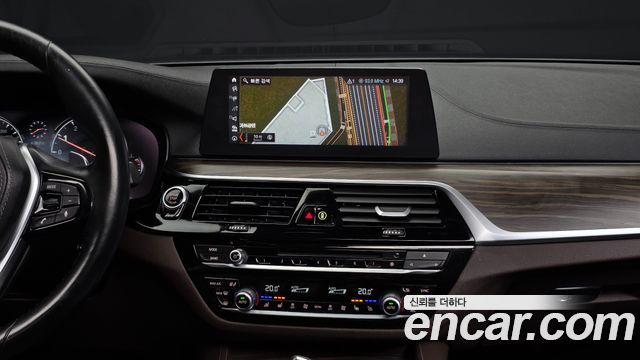 BMW 5-Series 2018 — photo 20