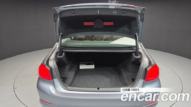 BMW 5-Series 2018 — photo 26