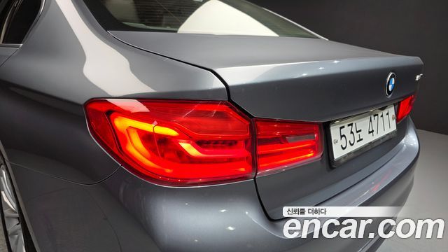 BMW 5-Series 2018 — photo 9