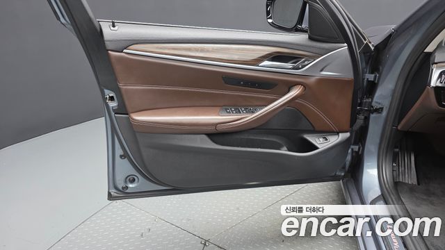 BMW 5-Series 2018 — photo 14