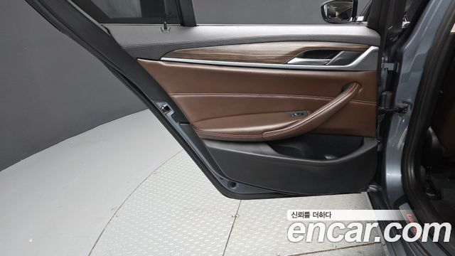 BMW 5-Series 2018 — photo 15