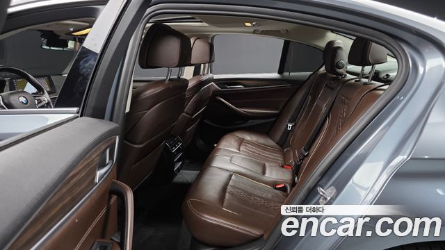 BMW 5-Series 2018 — photo 16
