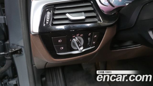 BMW 5-Series 2018 — photo 28