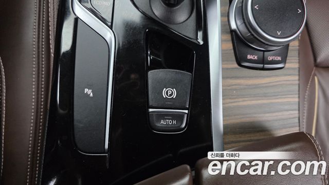 BMW 5-Series 2018 — photo 33