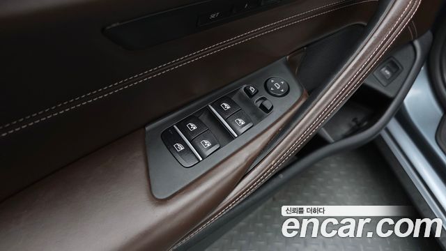 BMW 5-Series 2018 — photo 38
