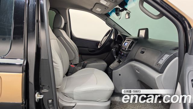 Hyundai Starex 2017 — photo 11