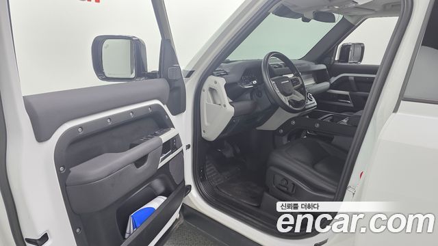 Land Rover Defender 2023 — photo 13