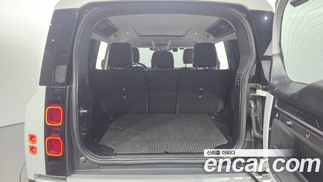 Land Rover Defender 2023 — photo 24