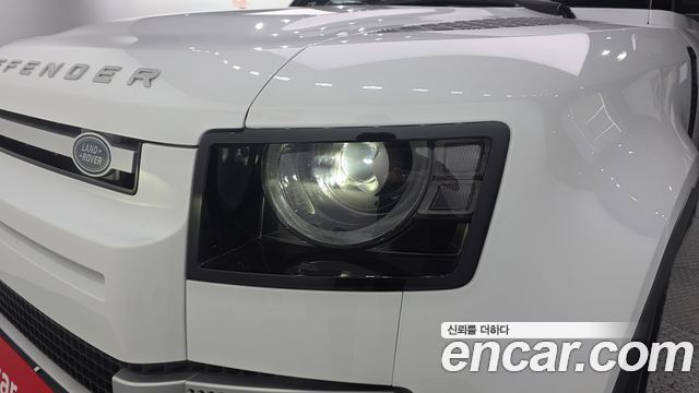 Land Rover Defender 2023 — photo 8