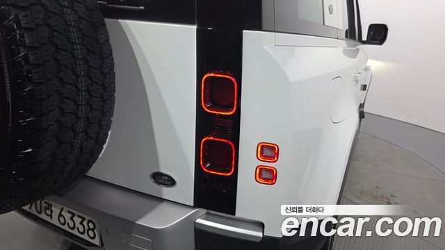 Land Rover Defender 2023 — photo 9