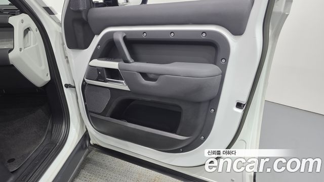 Land Rover Defender 2023 — photo 14