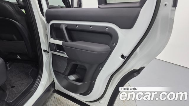 Land Rover Defender 2023 — photo 15