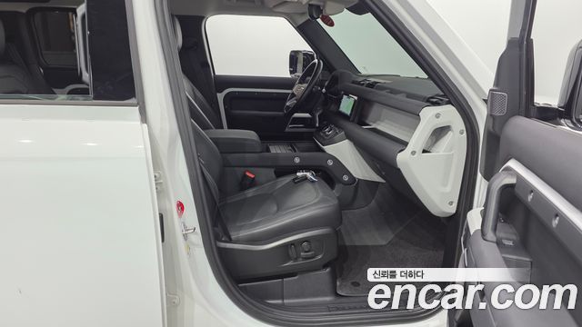Land Rover Defender 2023 — photo 16