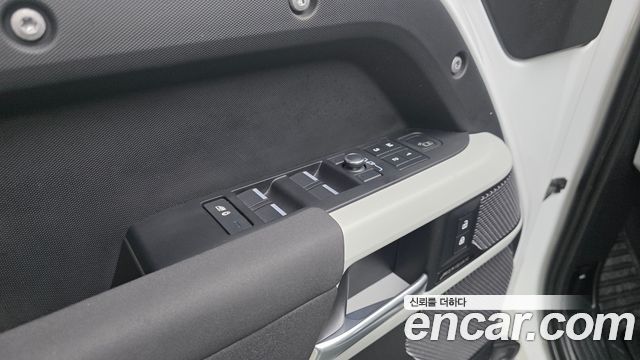 Land Rover Defender 2023 — photo 28
